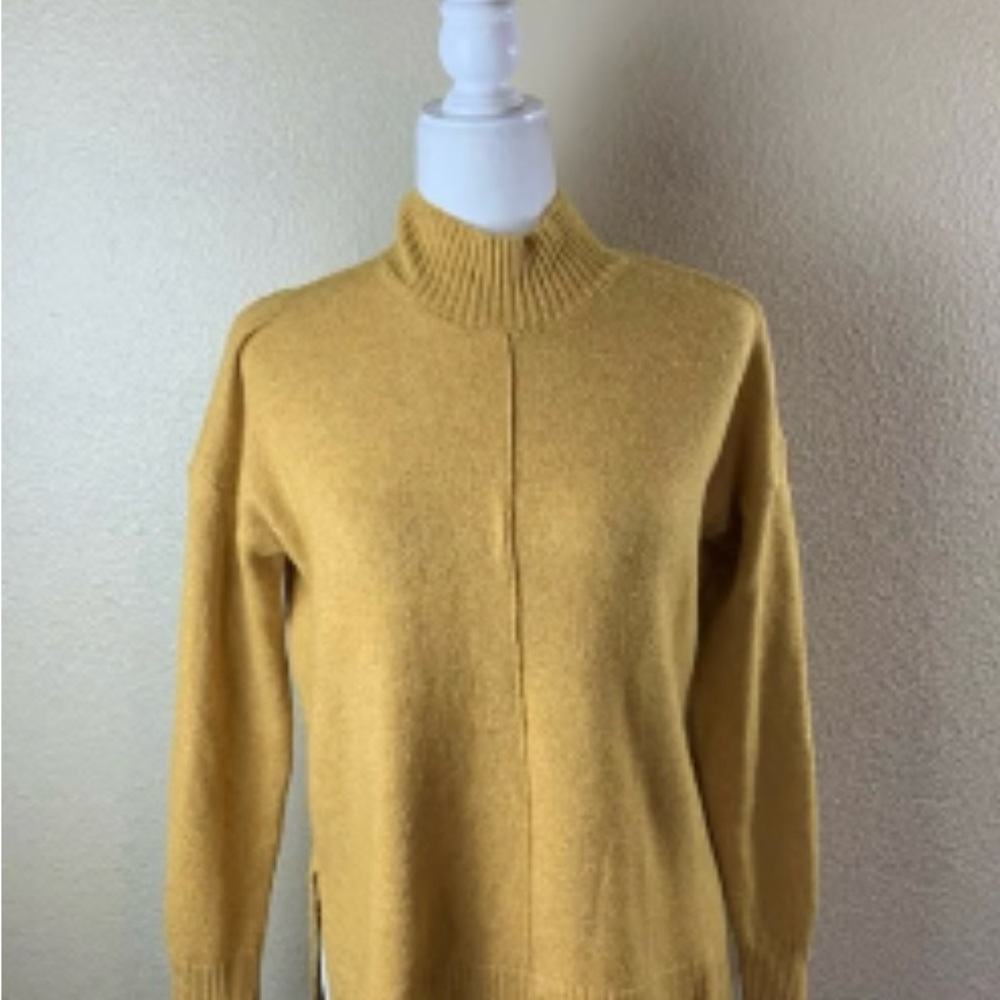 TAHARI Women’s Size Small Mock Neck Long Sleeve Sweater.